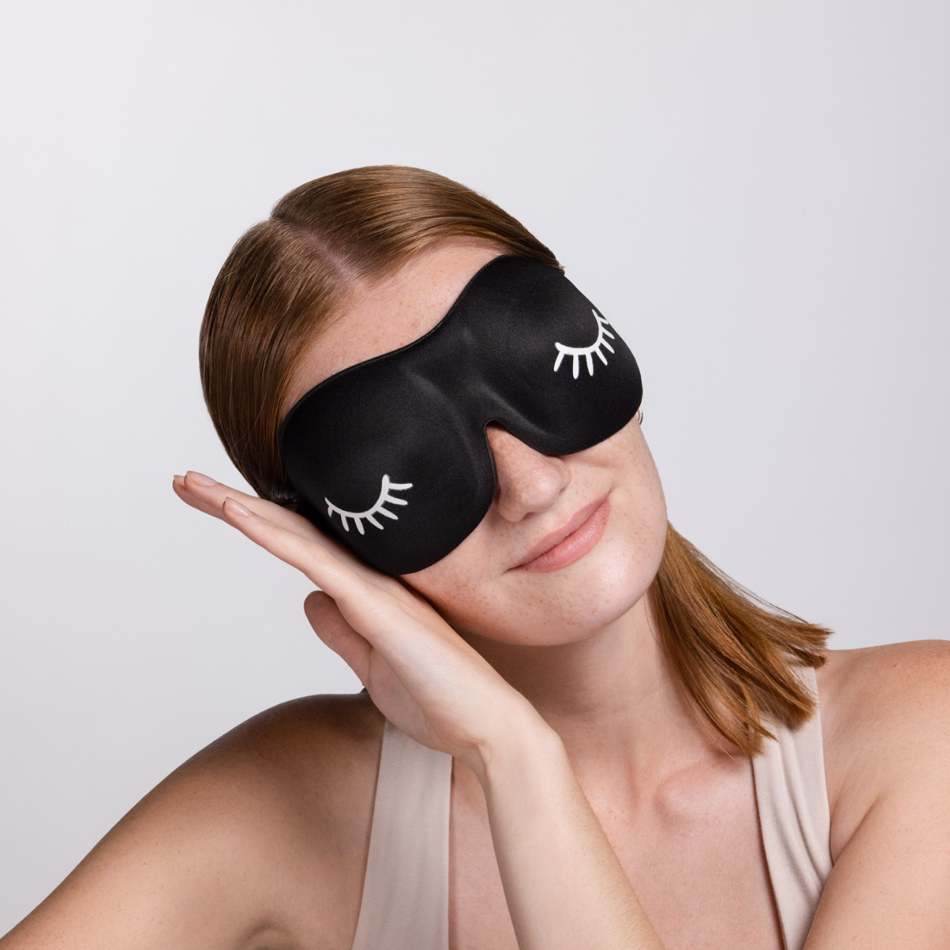 A model wearing a black 3D foam eye mask.
