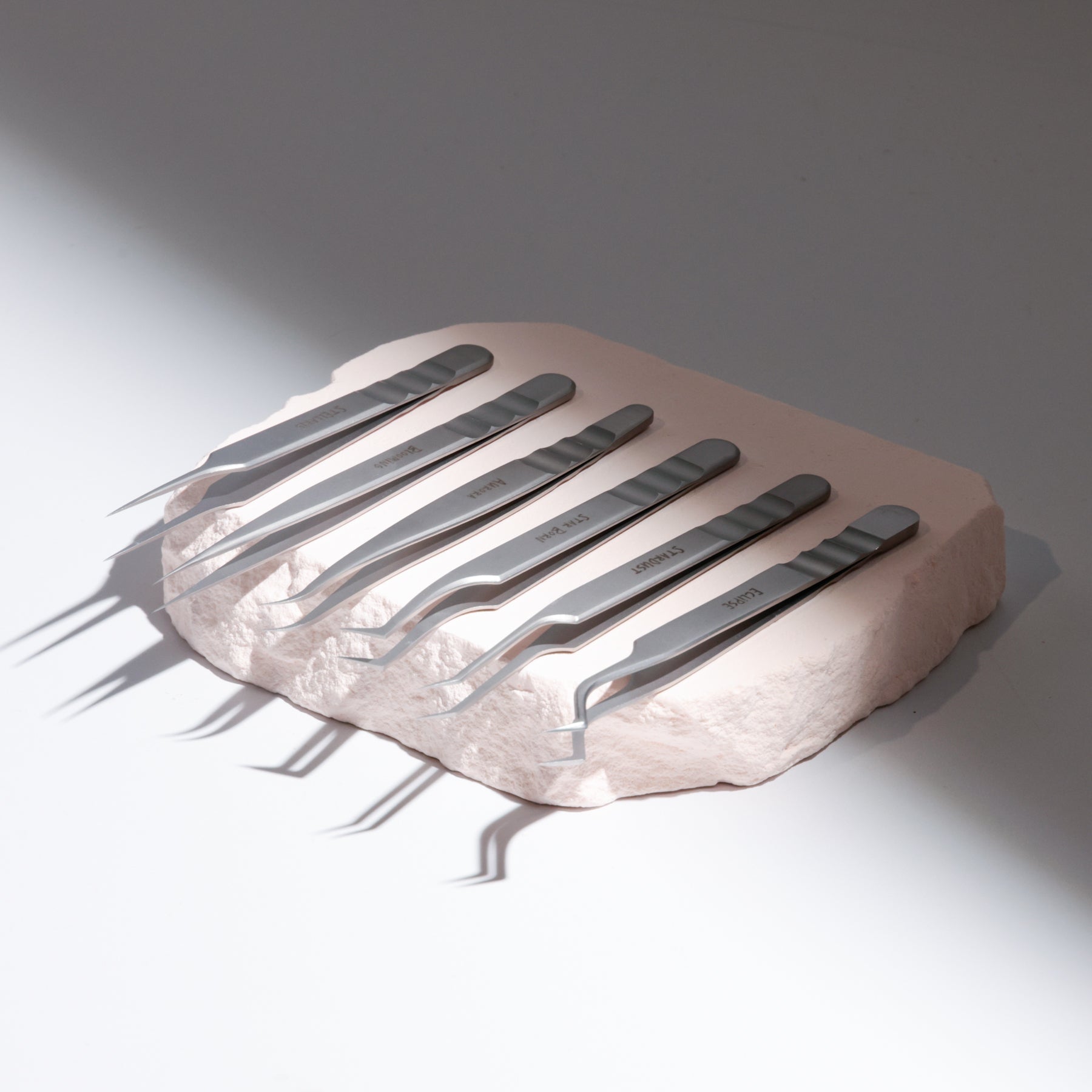 Blooming Straight Isolation Tweezer – Classic Lash Tool | Curacoro