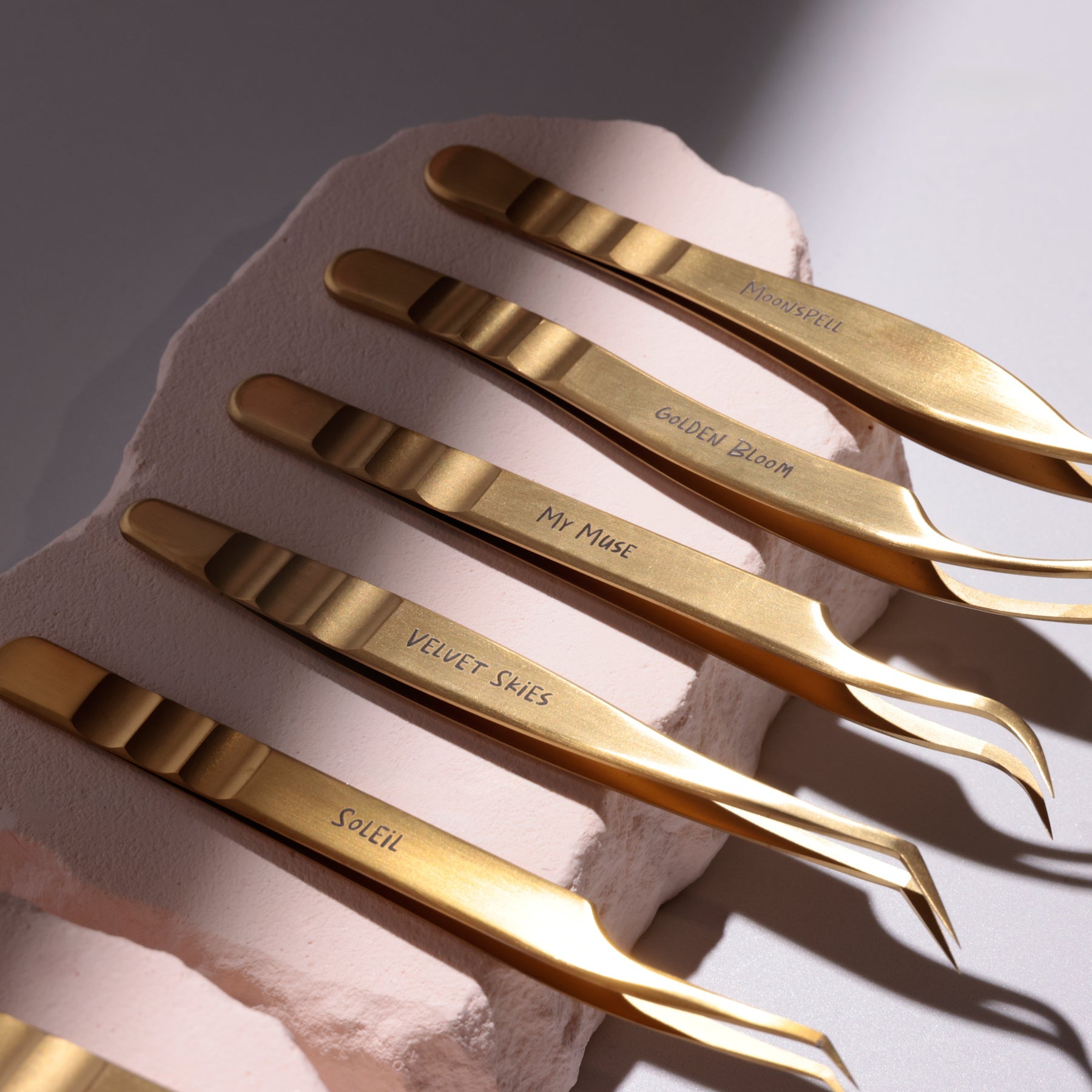 Moonlight Curve Isolation Tweezer – Precision Lash Tool | Curacoro