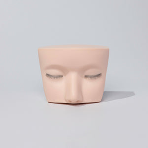 Mannequin head with multi layered lashes