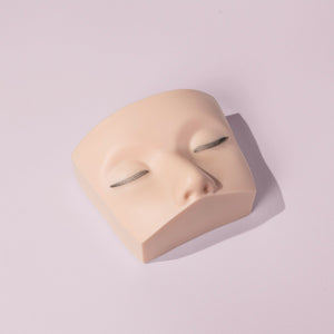 Mannequin head with multi layered lashes