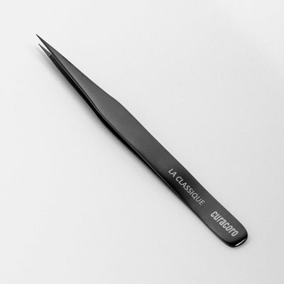 La Classique Tweezer Onyx over a white background. 